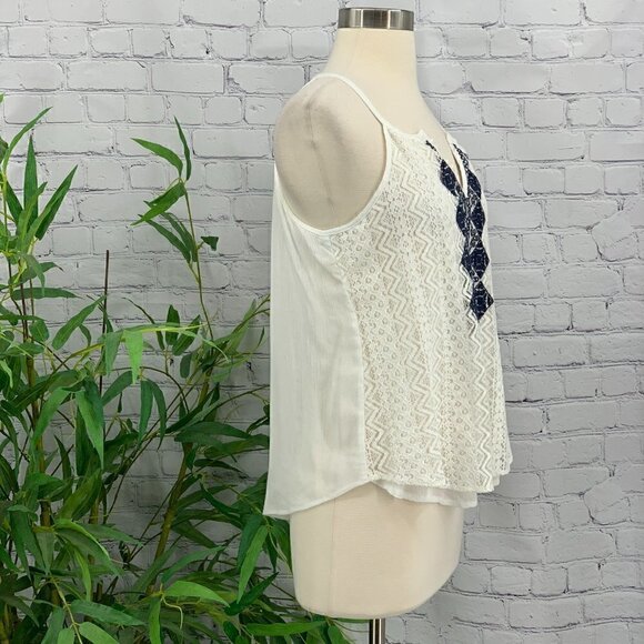 🎉Alya White Camisole w/ Navy Blue Lace Detail - Picture 2 of 7